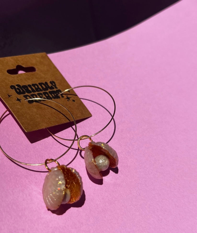 victoria's pearl earrings