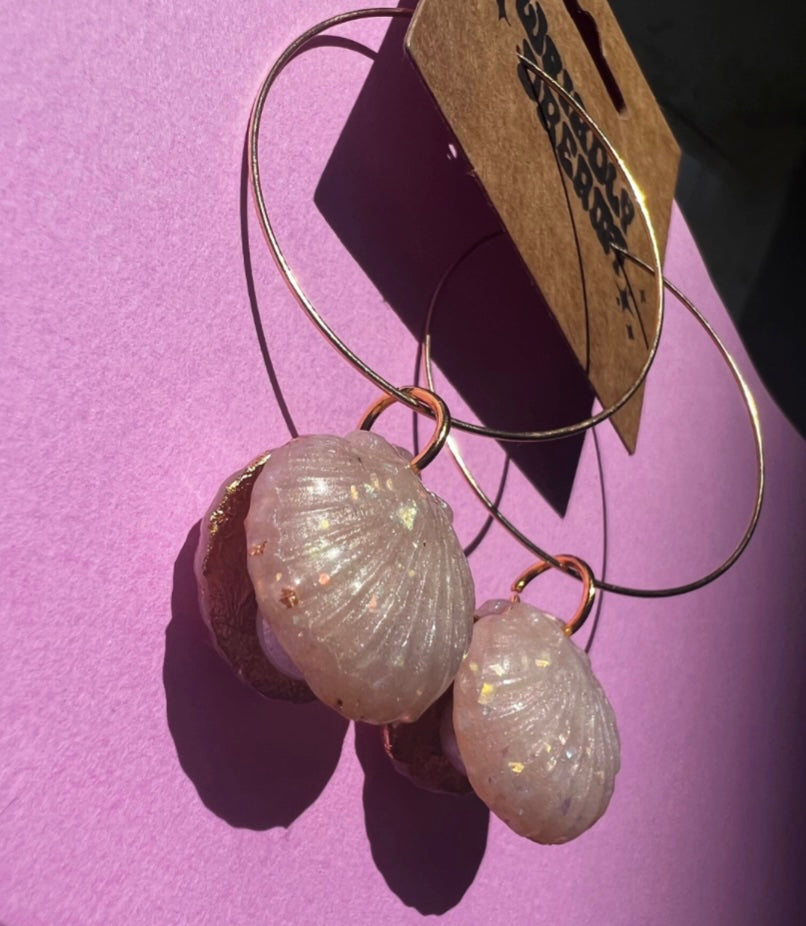 victoria's pearl earrings